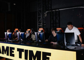 Team playing competitive e-sports.