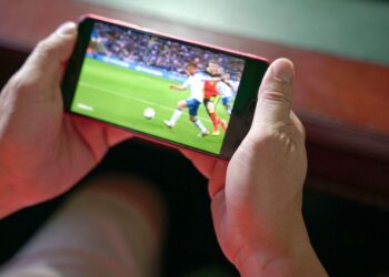 How to Watch Sports Live While Staying Consistent With Your Fitness Goals